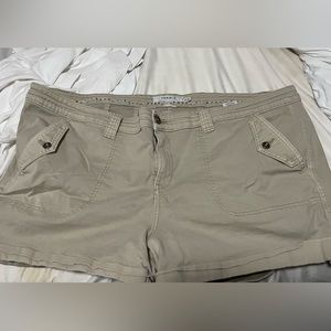 Torrid size 26 military twill khaki shorts